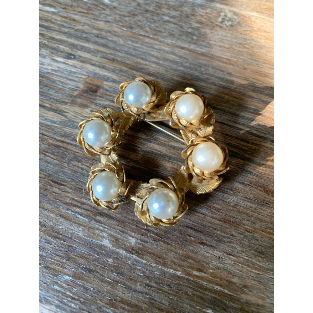 Vintage Faux Pearl Wreath Brooch Gold Tone Floral Pin Retro Old Money Preppy